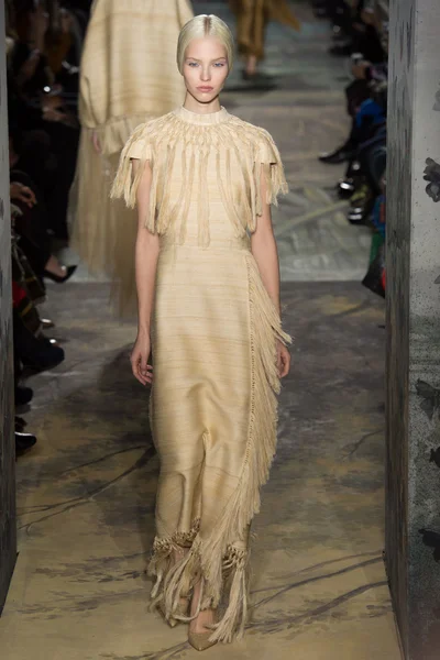 Look 17